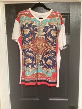 Ornate Baroque Medallion Print V-Neck Tee, pit to pit 24’ inches. 771